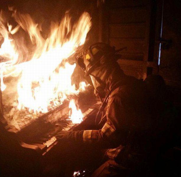 613x598, 42 Kb / Пожарный, пианино,огонь