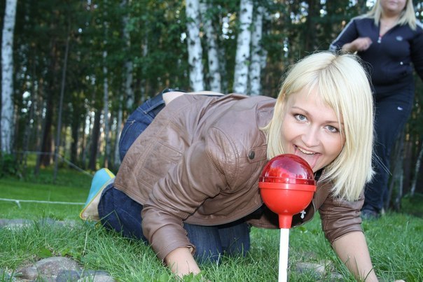 604x403, 67 Kb / чупа чупс, блонда, лижет, трава, карачки, светильник