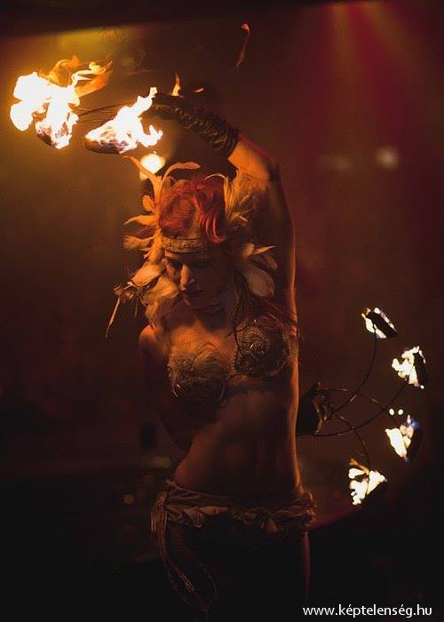 500x700, 39 Kb / Огонь, девушка, игра, шоу