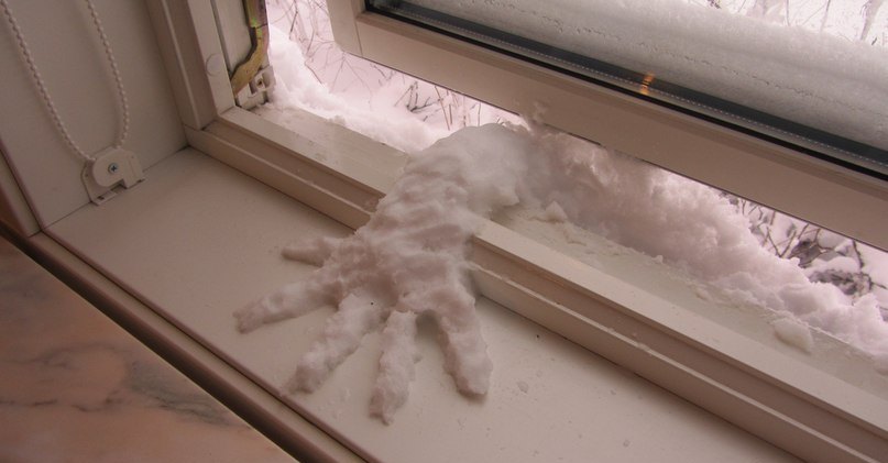 807x421, 49 Kb / снеговик, рука, окно