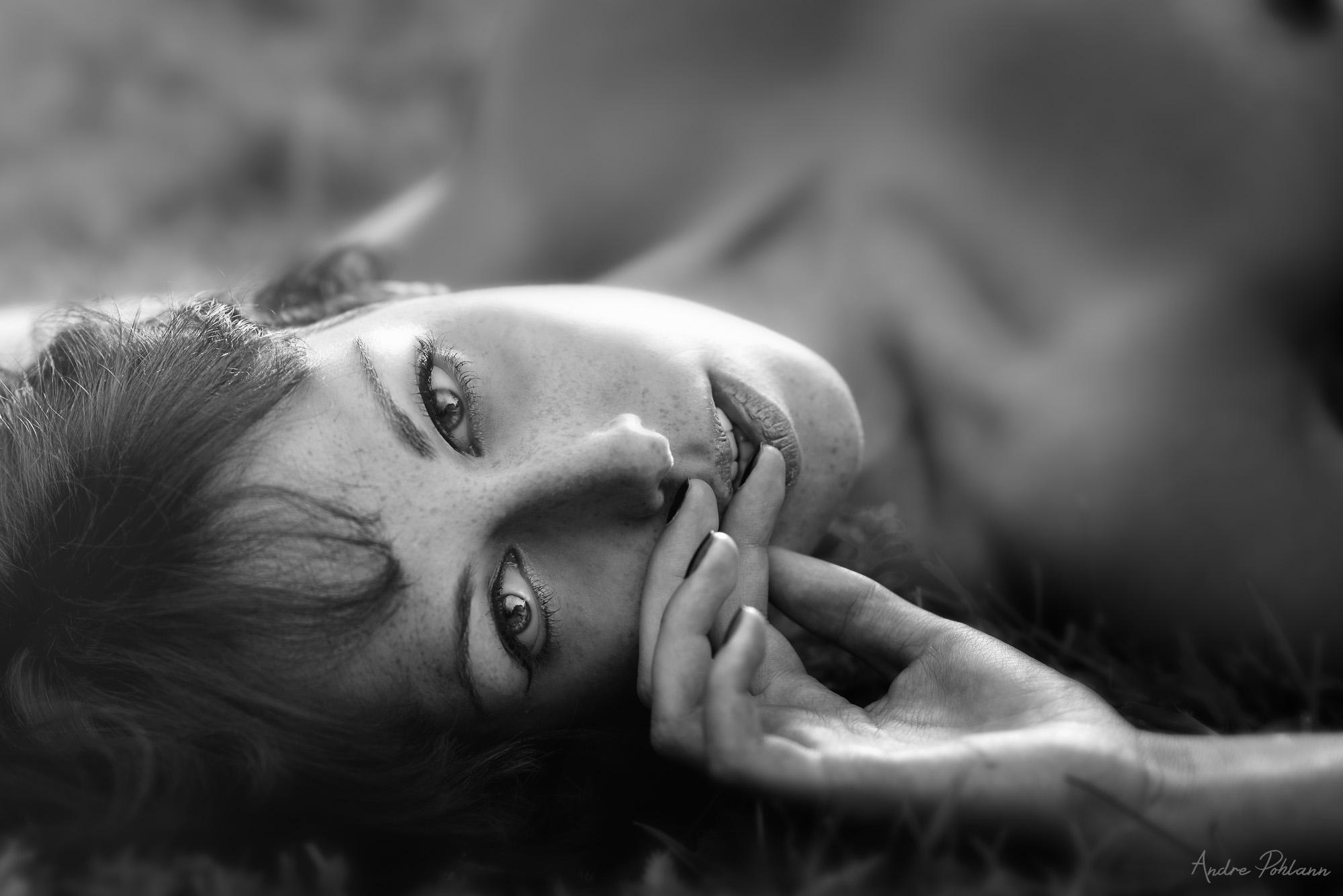 2000x1335, 153 Kb / Взгляд, веснушки, губы, кука, ч/б