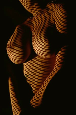 298x450, 26 Kb / сиськи, тени, клетки