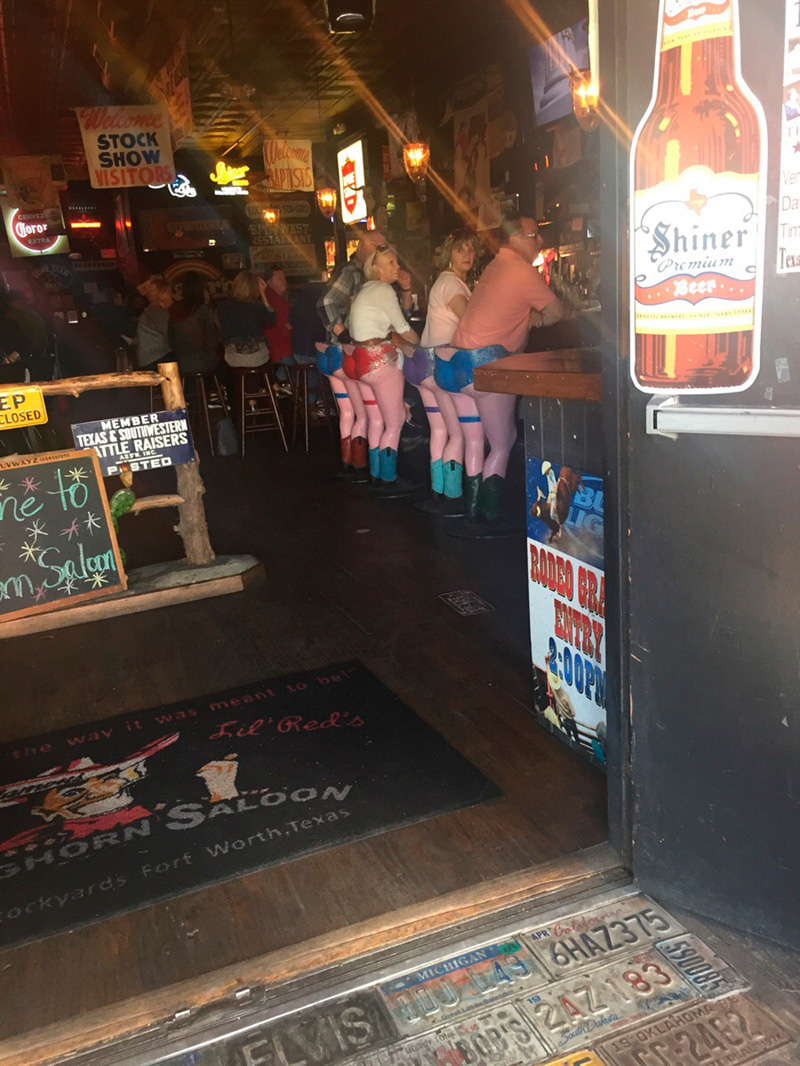 800x1066, 311 Kb / бар, стойка, стулья, муляж, номера