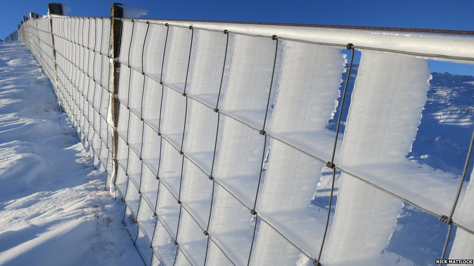 976x549, 96 Kb / Снег, забор, лёд, куб