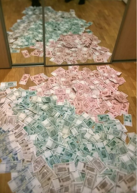 575x811, 123 Kb / Деньги, пол, зеркало
