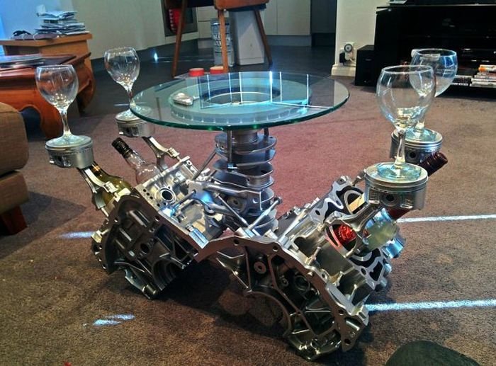 700x517, 93 Kb / Столик, мотор, бокалы