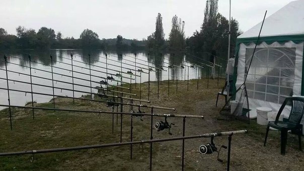 604x340, 56 Kb / Рыбалка, озеро, удочки, стул