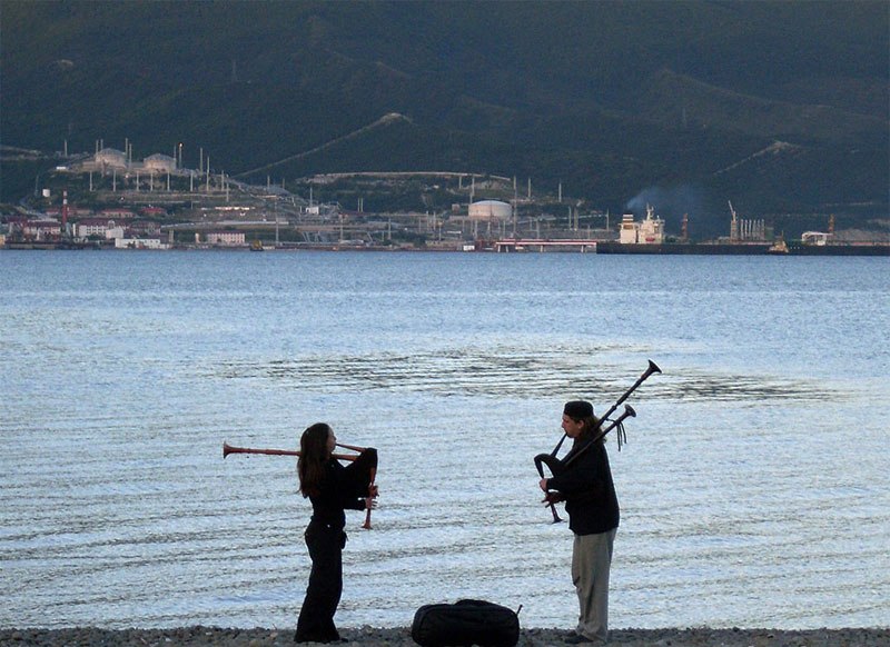 800x582, 119 Kb / волынщики, набережная, вечер, танкер, дым