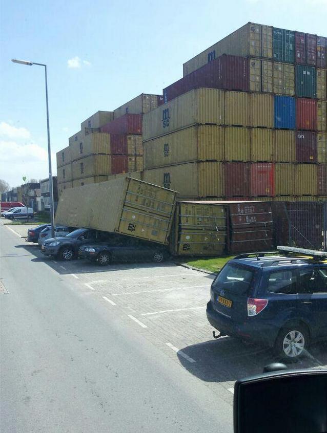 638x846, 67 Kb / Контейнер, машины, упал