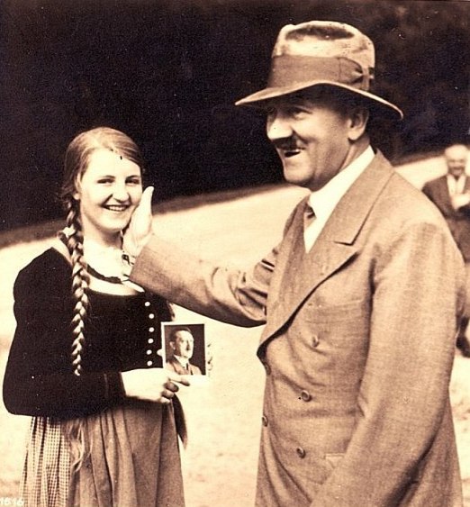 522x563, 77 Kb / гитлер, шляпа, поклонница, фото