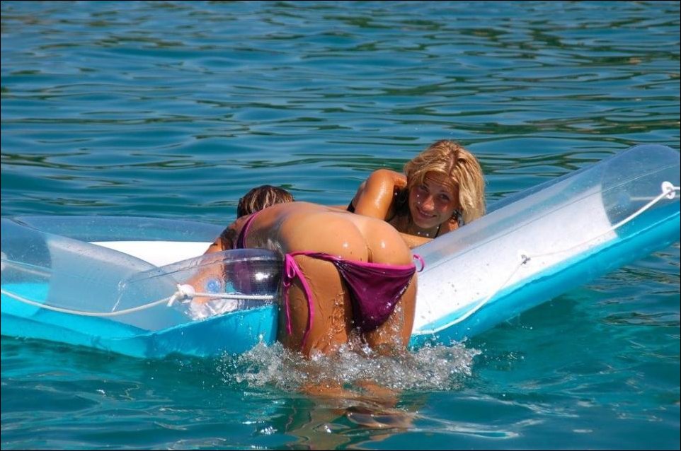 962x638, 116 Kb / море, матрас, плавки, попа, лодка