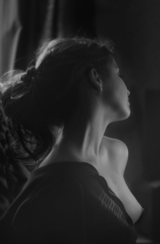 529x807, 48 Kb / Плечи, линии, сп, ч/б