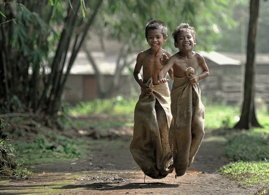 942x683, 186 Kb / Дети, дорога, мешки, прыжки, мешок, ребёнок