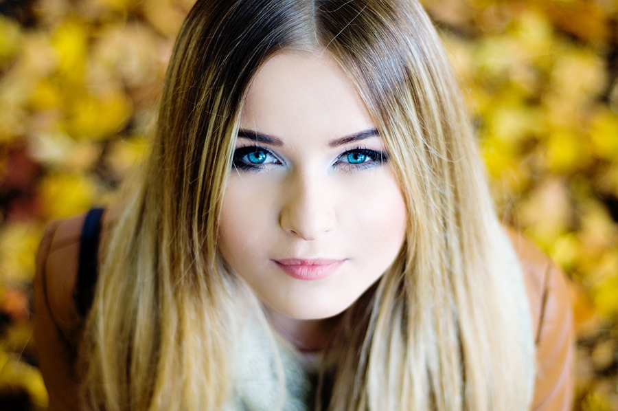 900x598, 321 Kb / блондинка, Bartzz, голубоглазая, девушка, листья