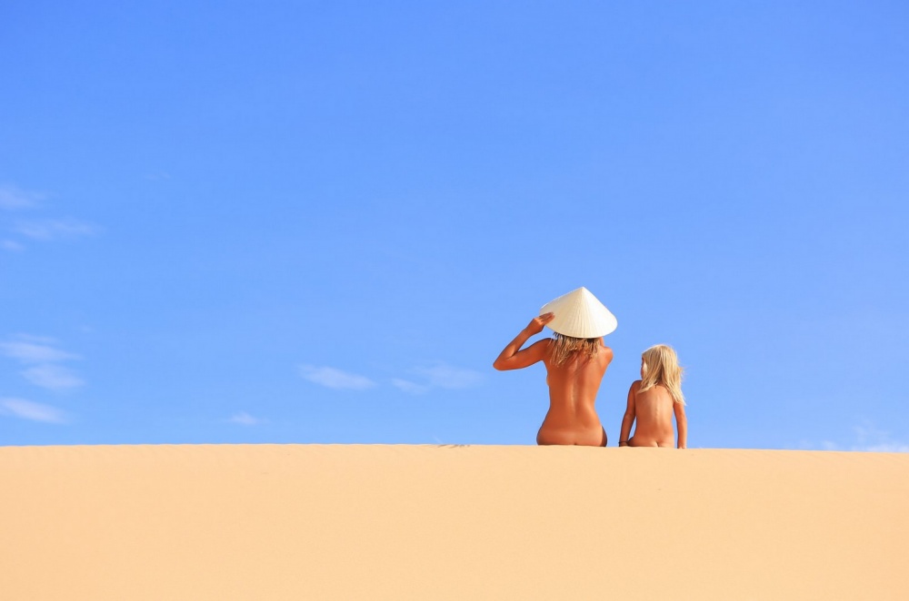 1000x662, 74 Kb / песок, небо, загар, женщина, дитя, нон, сугэгаса, доули, жёлтый, голубой