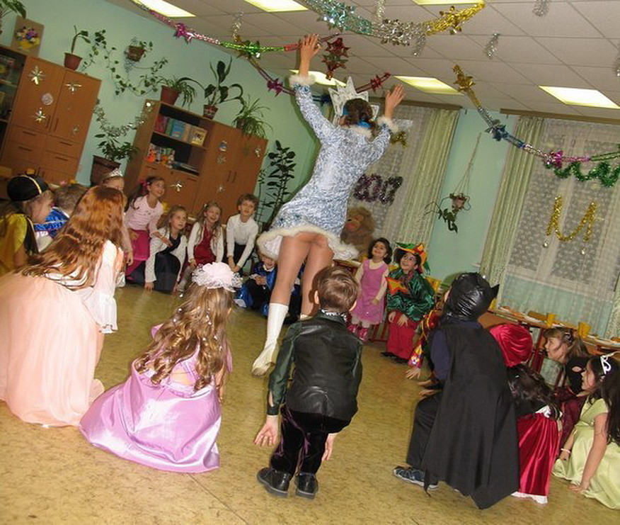 876x741, 181 Kb / новогоднее, утренник, дети, попа