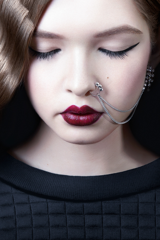 533x800, 319 Kb / девушка, пирсинг, бордовый, губы, ворот, подводка, стрелки
