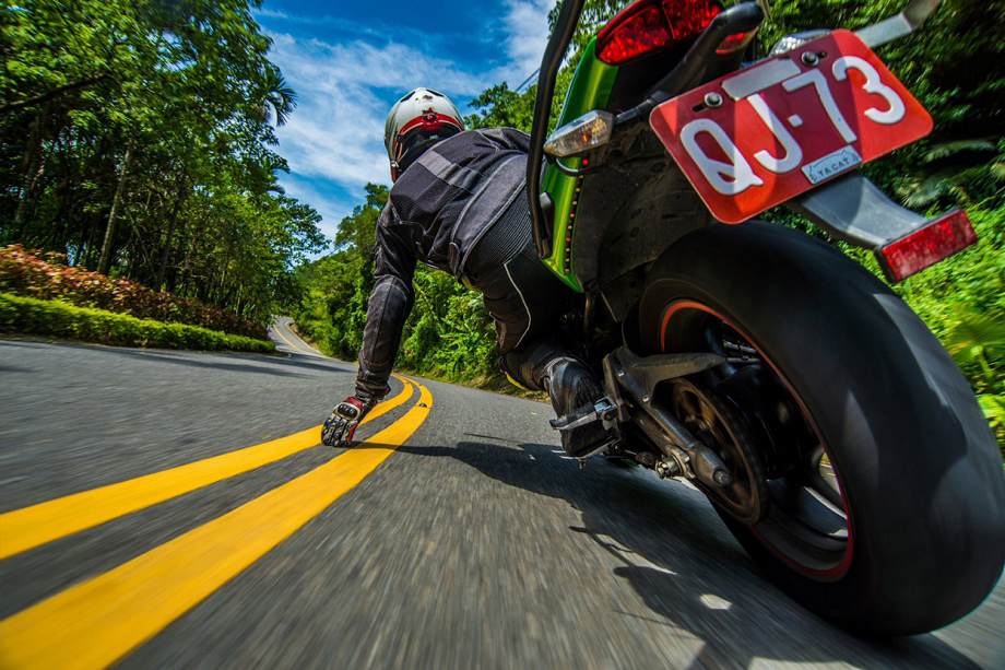 920x613, 327 Kb / мотоцикл, байк, байкер, дорога, скорость, полоса, жёлтый, дорога, лес