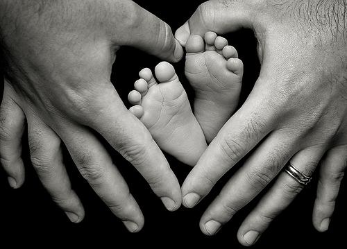 500x359, 82 Kb / ноги, руки, кольцо, ч/б