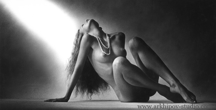 700x357, 133 Kb / ч/б, голая, жемчуг, бусы