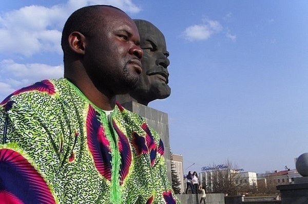 600x398, 66 Kb / негр, ленин, памятник, профиль