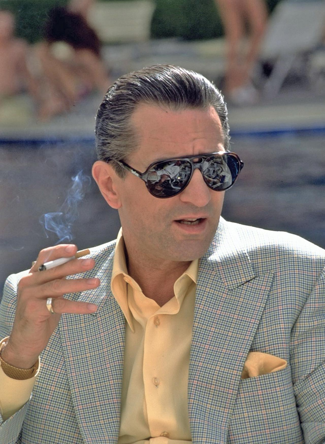 1280x1748, 283 Kb / актёр, звезда, де ниро, очки, отражение, сигарета, перстень, пиджак, клеточка