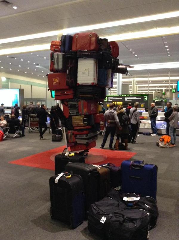 600x803, 66 Kb / чемоданы, вокзал, пирамида