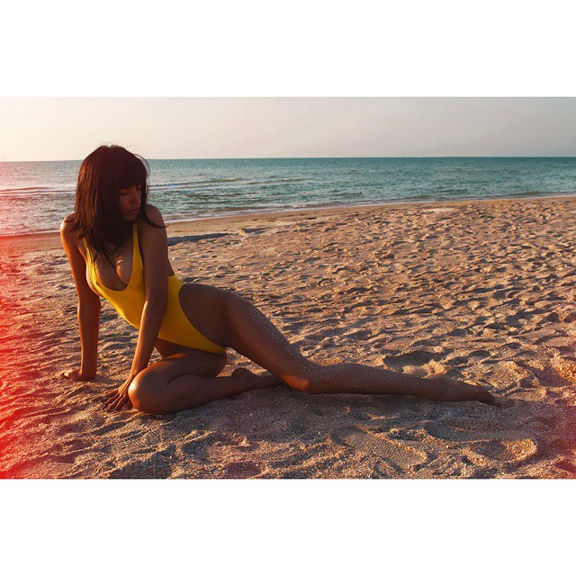 640x640, 126 Kb / Илона Гречко, брюнетка, море, купальник, грудь