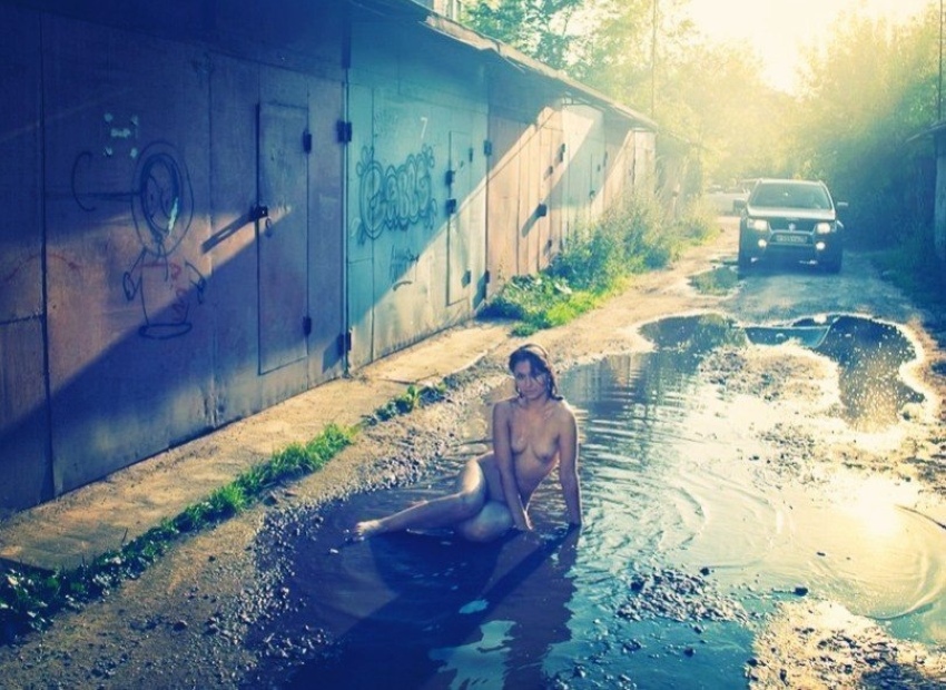 850x620, 237 Kb / лужа, гараж, голая, женщина, свинья