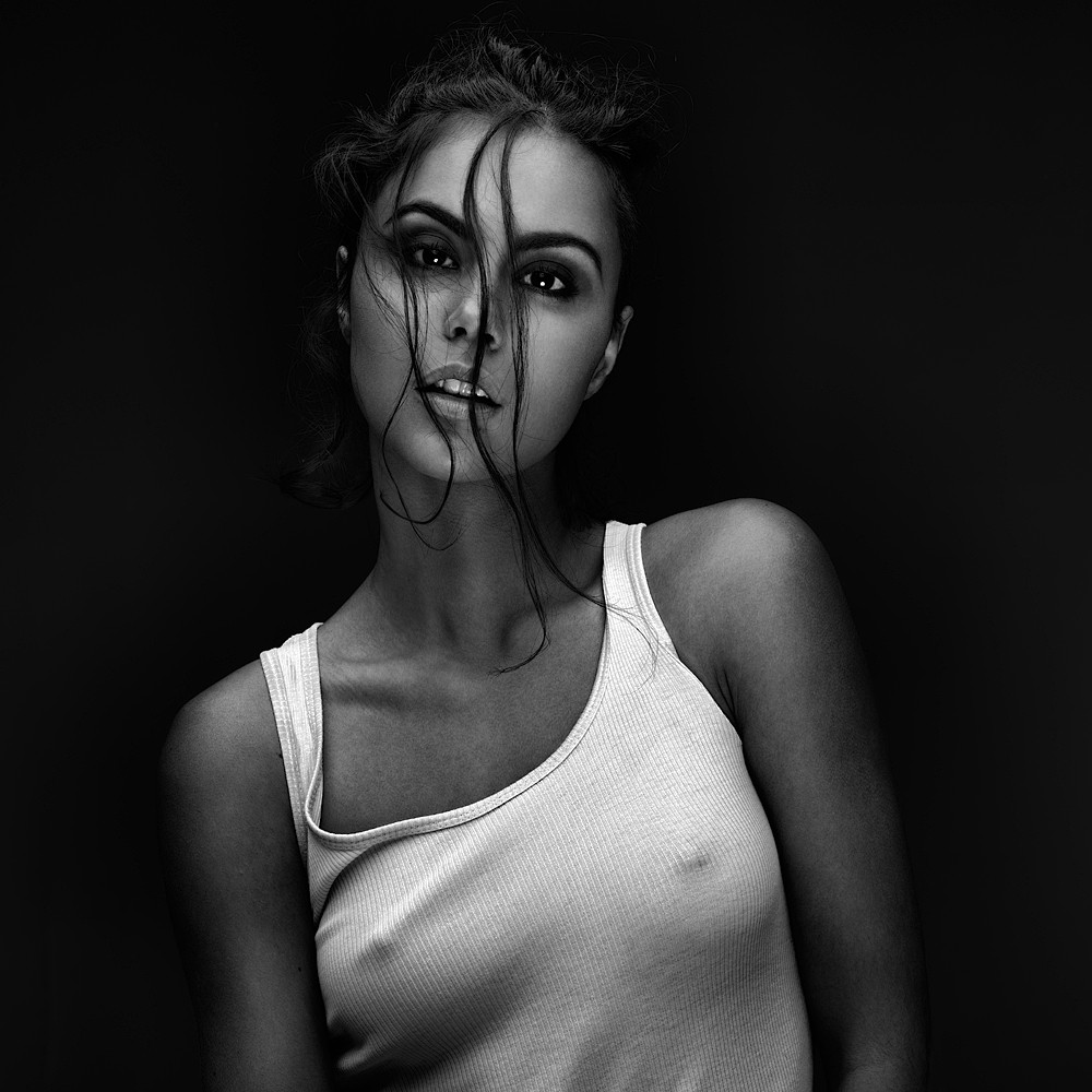 1000x1000, 169 Kb / брюнетка, майка, волосы, соски, ч/б