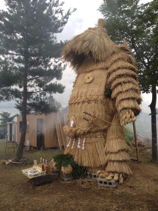 600x800, 102 Kb / самурай, солома, бытовка, сосны