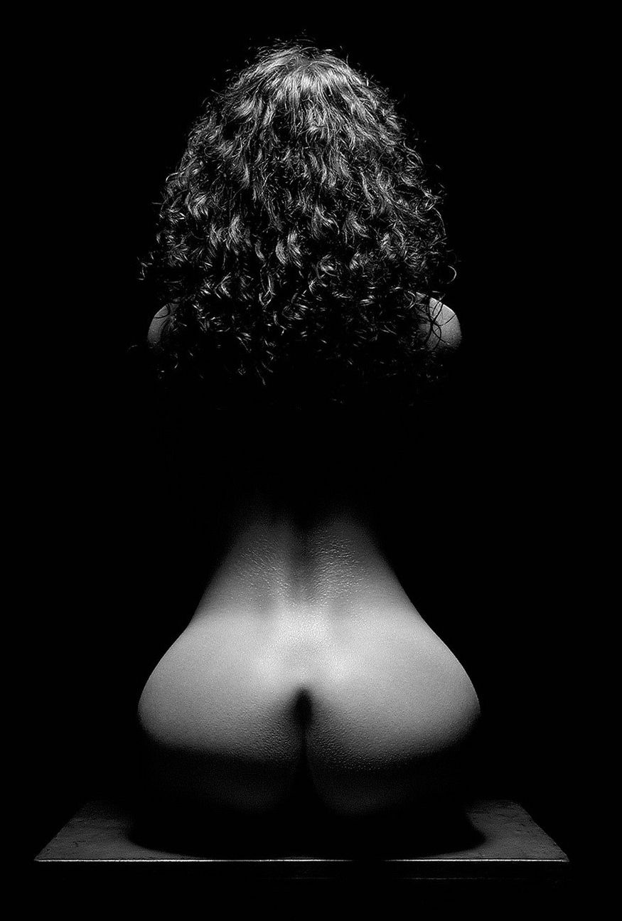 875x1295, 144 Kb / брюнетка, волосы, попа, спина, тень, ч/б