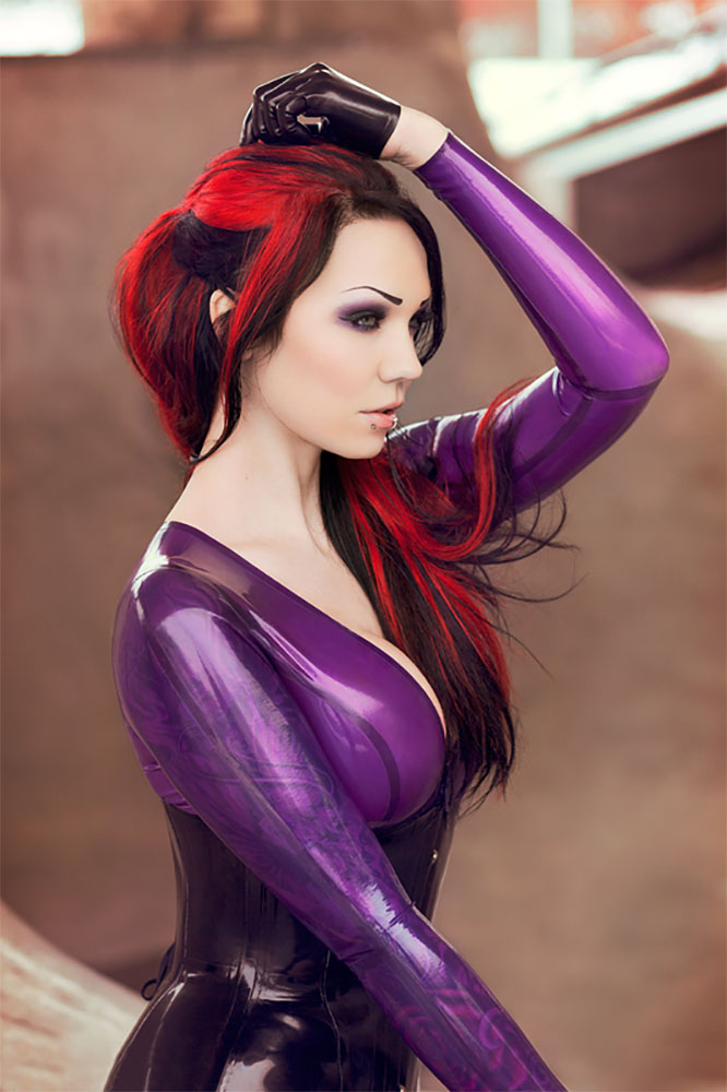 666x1000, 121 Kb / девушка, латекс, пирсинг, грудь, красный, фиолетовый