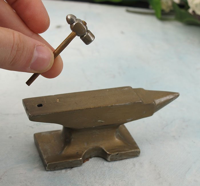 700x652, 47 Kb / молоток, наковальня, пальцы