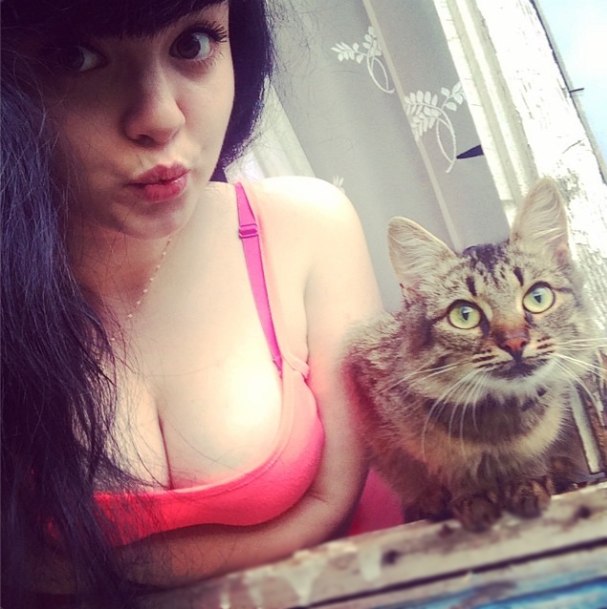 607x609, 67 Kb / сиськи, котэ, рама, брюнетка, утка