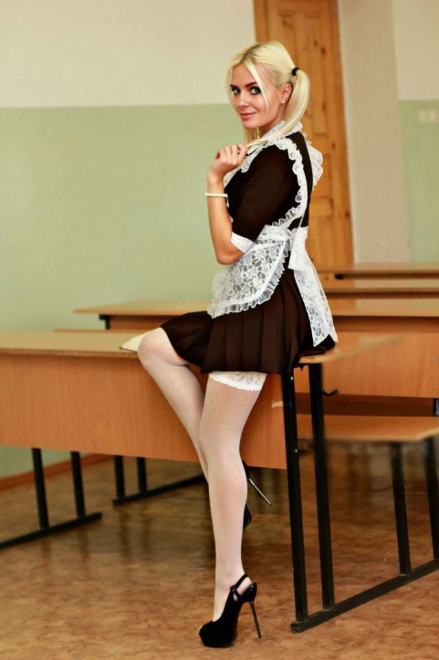 640x961, 94 Kb / школьница, чулки, каблуки, платье, блондинка, статья, тощая