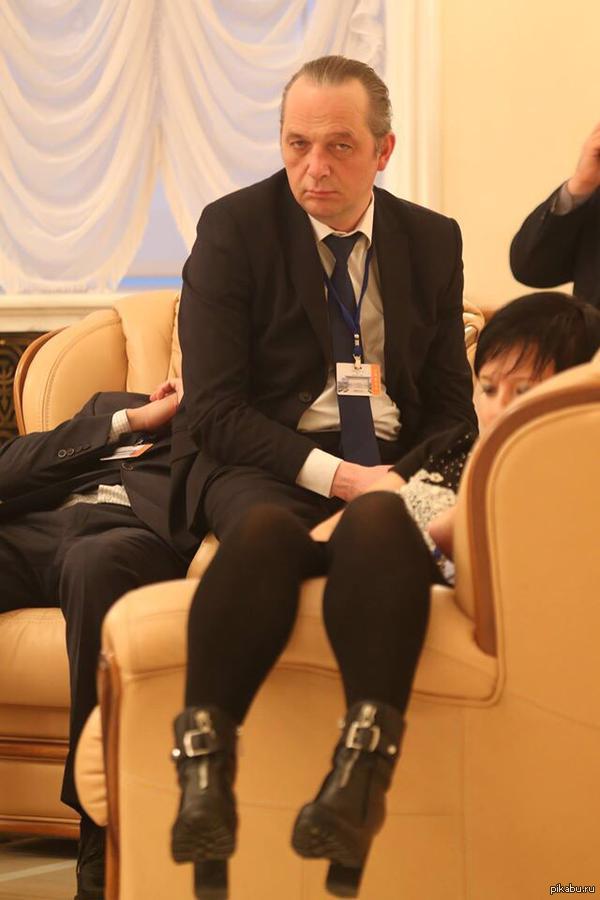 600x900, 47 Kb / показалось, не сразу, мужик, ноги, взгляд, бейджик