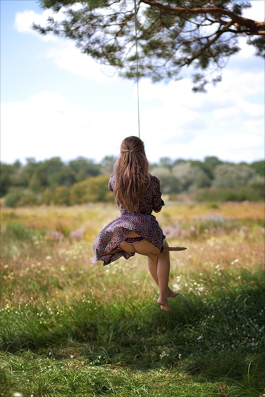 534x800, 162 Kb / лето, качели, жопа, труселя, дерево