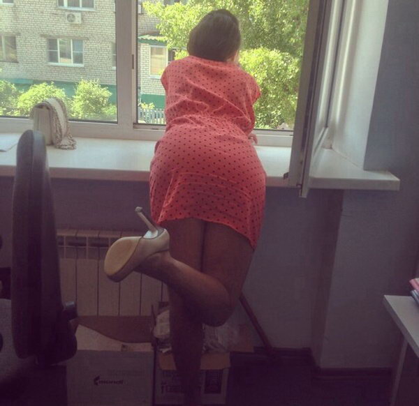 600x582, 53 Kb / жопа, окно, каблуки, радиатор, платье в горошек