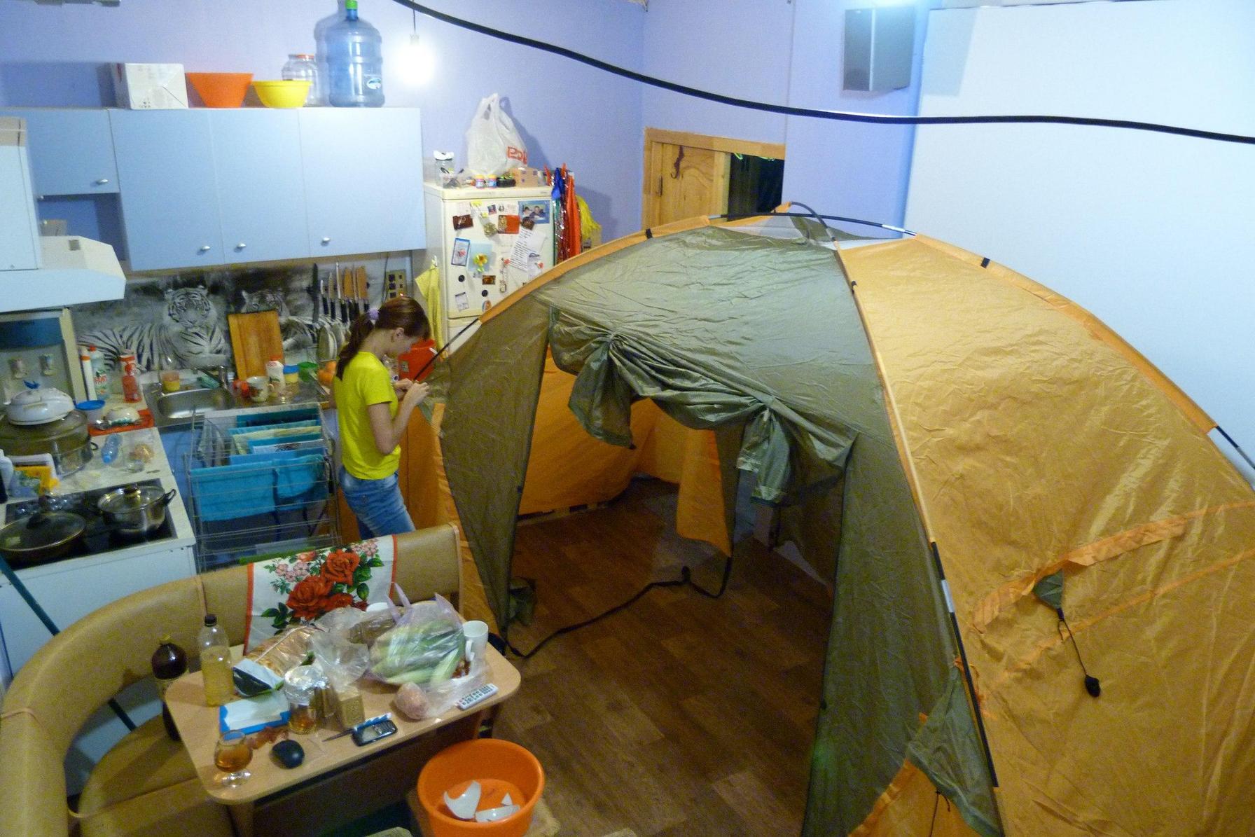 1792x1195, 268 Kb / Квартира, палатка, комната, провод, жена