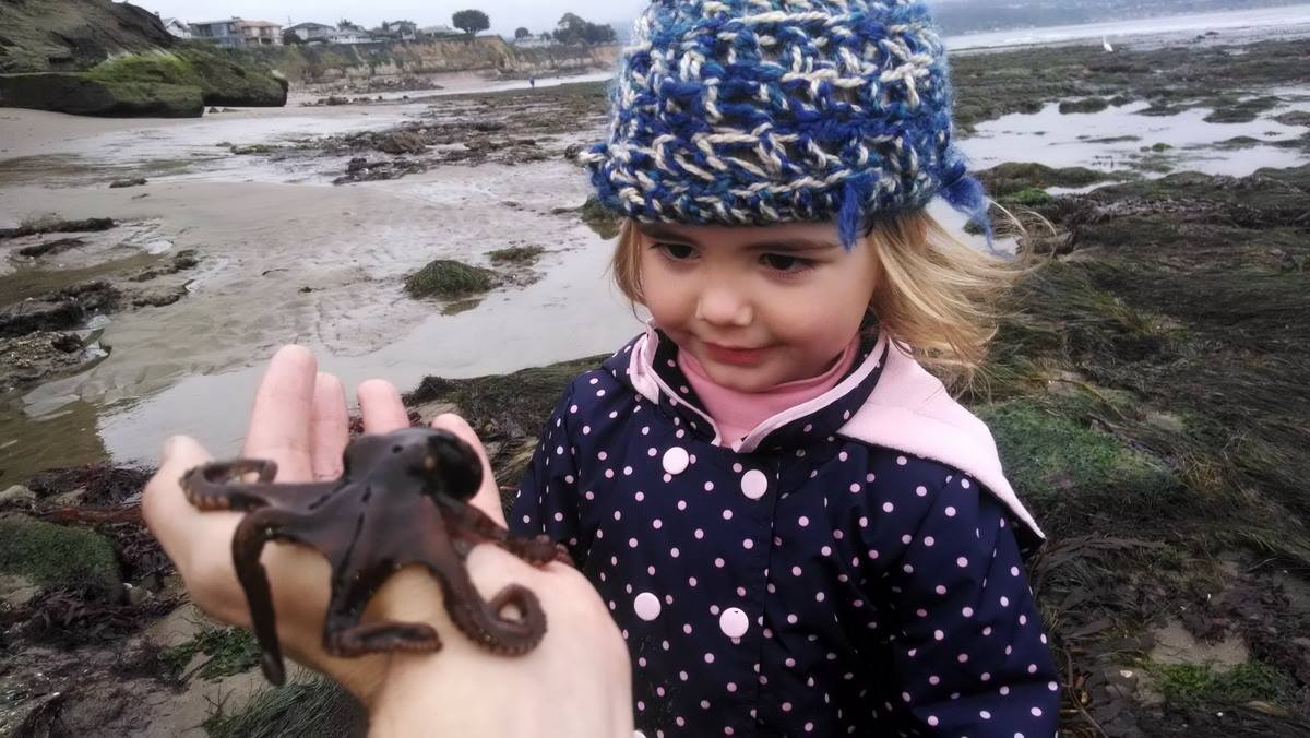 1200x676, 124 Kb / девочка, рука, осьминог, ктулху