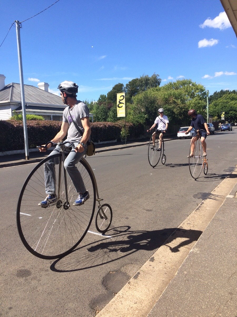 900x1200, 288 Kb / велосипеды-пауки, старинные, улица, велосипедисты, пенни-фартинги