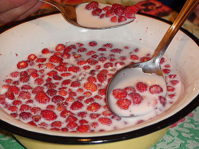 640x480, 98 Kb / Молоко, ложка, чашка, виктория, клубника, земляника