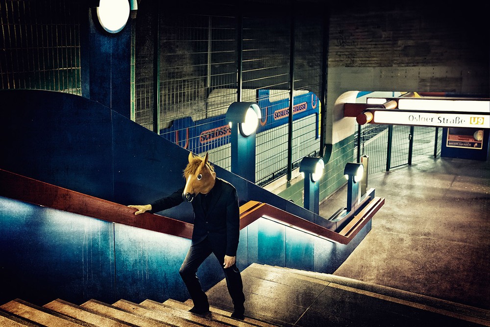 1000x668, 208 Kb / лошадь, лестница, метро