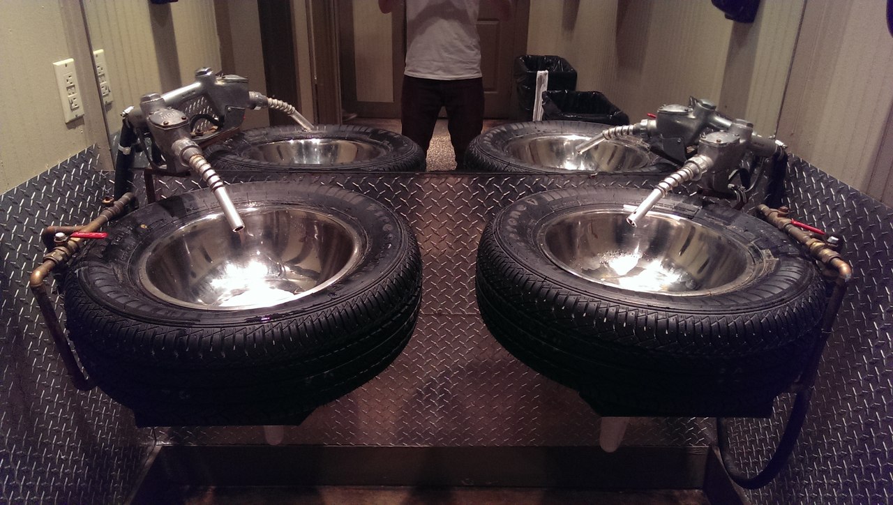 1280x724, 212 Kb / туалет, раковины, колёса, заправочные патрубки