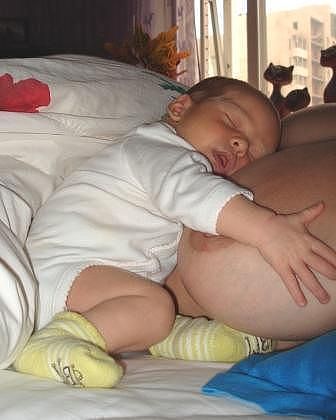 336x420, 20 Kb / Ребёнок, спит, грудь, кошка, окно, счастье