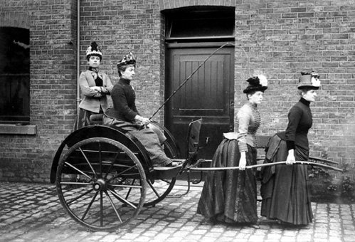 499x340, 53 Kb / коляска, женщины, шляпа, 8 марта, Клара Цеткин, Роза Люксембург