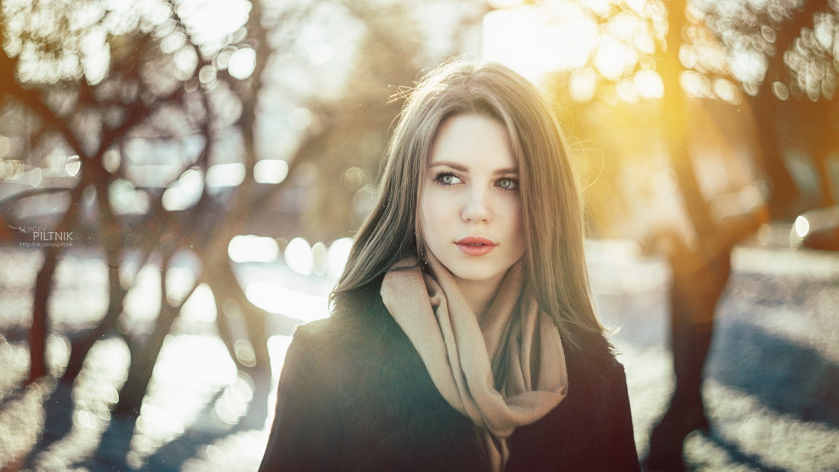 1685x948, 263 Kb / Диана, Росса, девушка, блондинка, деревья, шарф, Сергей, Пилтник