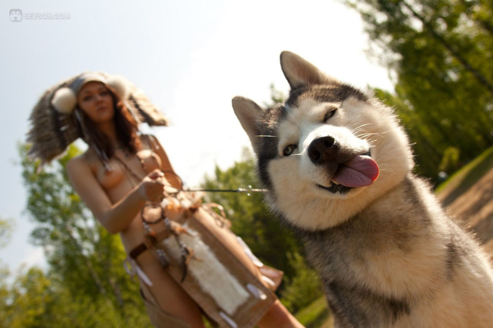 1000x666, 95 Kb / девушка, индеец, собака, хаски, язык