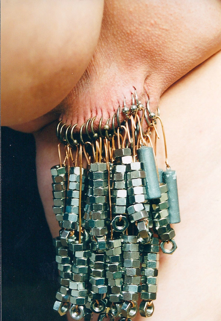 900x1308, 334 Kb / экстремальный пирсинг, гайка, грузило